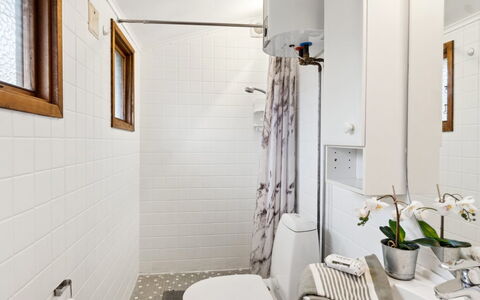 Ginette - 500M from the Sea: Væg, Gulvbelægning, Badeværelse, Sanitærarmatur, Toiletbræt, Etage, Indretning, Toilet, Loft, Vvs