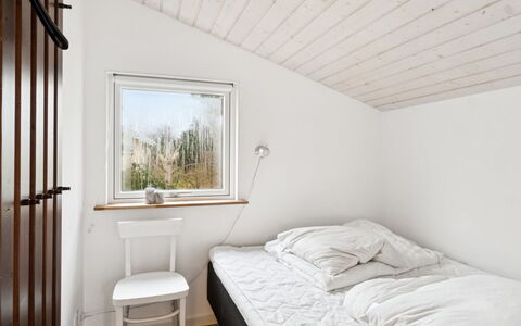 Ginette - 500M from the Sea: Væg, Soveværelse, Træ, Seng, Loft, Indretning, Sengetøj, Sengetøj, Etage, Gulvbelægning
