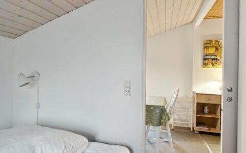 Ginette - 500M from the Sea: Væg, Indretning, Gulvbelægning, Etage, Træ, Loft, Møbel, Soveværelse, Seng, Værelse
