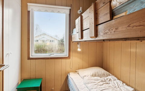 Ginette - 500M from the Sea: Træ, Soveværelse, Gulvbelægning, Etage, Indretning, Seng, Loft, Bejdse, Værelse, Køjeseng