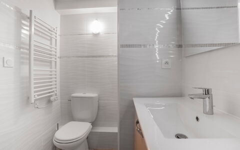 Studio Republique: Badeværelse, Sanitærarmatur, Gulvbelægning, Etage, Toilet, Indretning, Håndvask, Toiletbræt, Badeværelsesvask, Vvs