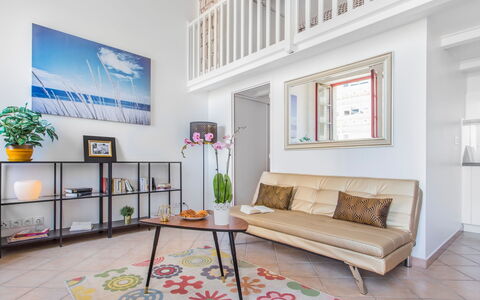 Studio Republique: Møbel, Indretning, Gulvbelægning, Etage, Couch, Træ, Stue, Værelse, Bord, Loft