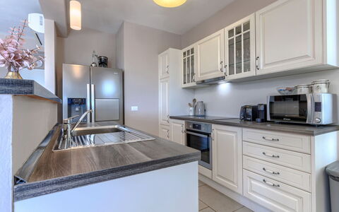 Babudri: Countertop, Køkken, Køkken Apparat, Cabinetry, Møbel, Indretning, Større Bandage, Gulvbelægning, Træ, Husholdningsapparat