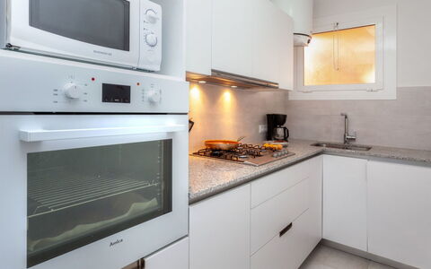 Sol i Mar: Cabinetry, Håndvask, Ejendom, Countertop, Produkt, Køkken Apparat, Køkken, Komfur, Træ, Husholdningsapparat