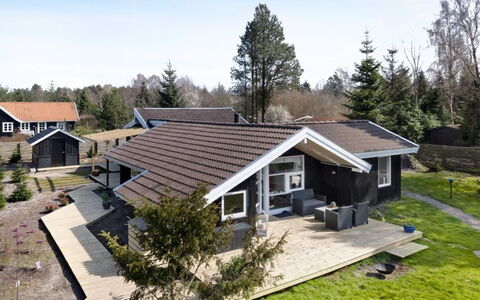 Sissie - 400M from the Sea: Estate, Skygge, Indkørsel, Stuehus