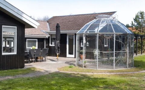 Sissie - 400M from the Sea: Estate, Skygge, Indkørsel, Stuehus