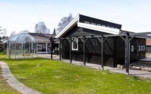 Sissie - 400M from the Sea: Estate, Skygge, Indkørsel, Stuehus