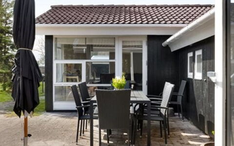 Sissie - 400M from the Sea: Estate, Skygge, Indkørsel, Stuehus