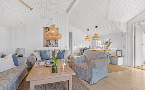 Sissie - 400M from the Sea: Estate, Skygge, Indkørsel, Stuehus