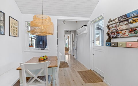 Sissie - 400M from the Sea: Estate, Skygge, Indkørsel, Stuehus