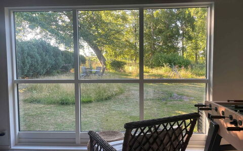 Floora - 20M from the Sea: Glas, Dagslys, Skygge, Vedplante, Stol, Vindue Behandling, Eco Hotel, Køkken & Spisebord, Garden Bygninger