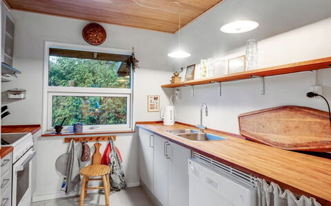 Floora - 20M from the Sea: Køkken, Indretning, Countertop, Træ, Loft, Gulvbelægning, Køkken Apparat, Lysarmatur, Belysning, Møbel