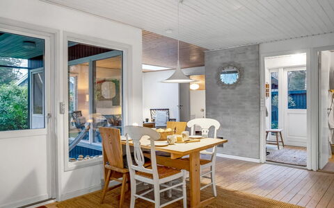 Floora - 20M from the Sea: Møbel, Indretning, Gulvbelægning, Etage, Træ, Loft, Stol, Lysarmatur, Værelse, Spisestue