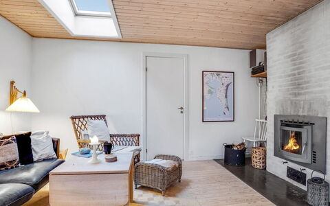 Floora - 20M from the Sea: Indretning, Loft, Lejlighed, Gulvbelægning, Møbel, Etage, Værelse, Belysning, Hjem, Couch