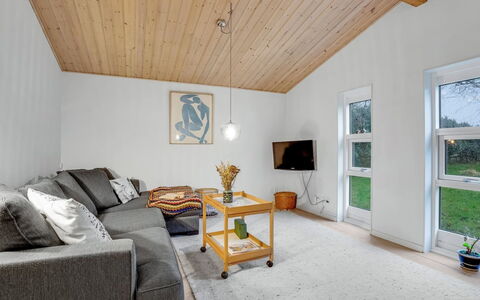 Floora - 20M from the Sea: Gulvbelægning, Væg, Etage, Indretning, Træ, Loft, Trægulve, Belysning, Møbel, Laminat Gulv