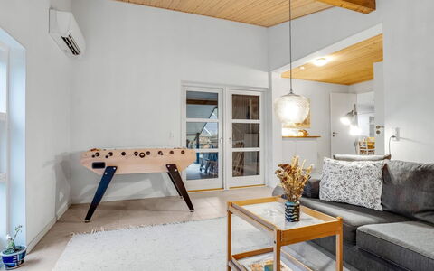 Floora - 20M from the Sea: Gulvbelægning, Væg, Etage, Indretning, Træ, Loft, Trægulve, Belysning, Møbel, Laminat Gulv