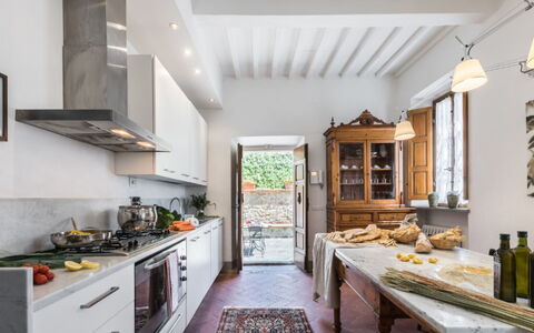 Villa Cerreta: Køkken, Møbel, Hjem, Countertop, Gulvbelægning, Indretning, Køkken Apparat, Hus, Husholdningsapparat, Belysning