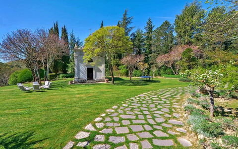 Villa Aiola: Træ, Græs, Grøn, Natur, Busk, Have, Landskab, Bunddække, Forår, Lawn