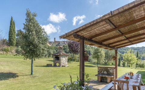 Podere Aurora: Have, Land Lot, Udendørs Møbler, Skygge, Udendørs Struktur, Landscaping, Gazebo, Backyard, Pavilion, Pergola