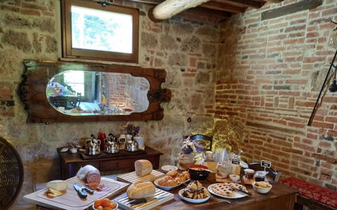 Podere della Bruciata: Møbel, Indretning, Bord, Stol, Værelse, Mursten, Billedramme, Mad, Restaurant, Stueplante