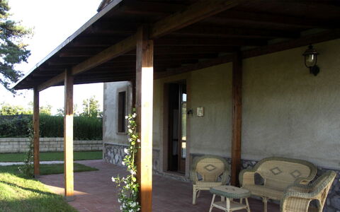 Podere dei Limoni: Træ, Veranda, Kolonne, Dør, Skygge, Udendørs Struktur, Have, Bejdse, Backyard, Hårdttræ