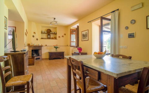 Podere dei Limoni: Møbel, Indretning, Gulvbelægning, Træ, Bord, Køkken & Spisebord, Loft, Spisestue, Etage, Stol