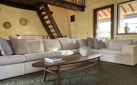 Poggio Aperto: Møbel, Indretning, Træ, Gulvbelægning, Couch, Etage, Stue, Hjem, Bord