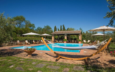 Villa Giuncheto: Udvej, Svømmepøl, Skygge, Udendørs Møbler, Estate, Eco Hotel, Hacienda, Liggestol, Landscaping, Have
