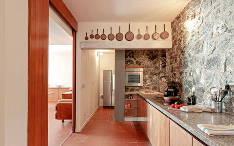 Villa Baia al Mare: Væg, Køkken, Træ, Gulvbelægning, Indretning, Countertop, Loft, Etage, Hjem, Lysarmatur
