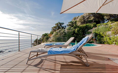 Villa Baia al Mare: Blå, Vand, Udendørs Møbler, Møbel, Stol, Paraply, Udvej, Liggestol, Skygge, Eco Hotel