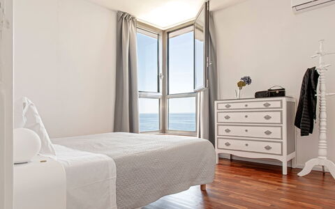 Villa Baia al Mare: Møbel, Indretning, Træ, Etage, Gulvbelægning, Soveværelse, Seng, Værelse, Sengetøj, Belysning