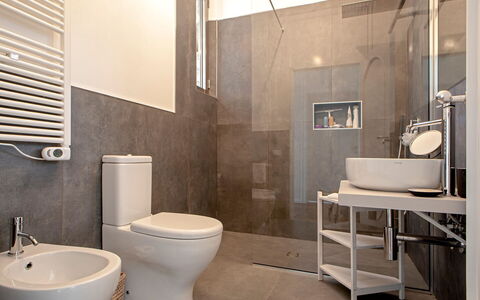 Villa Baia al Mare: Toiletbræt, Badeværelse, Toilet, Sanitærarmatur, Gulvbelægning, Etage, Væg, Indretning, Håndvask, Badeværelsesvask