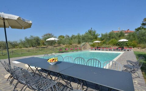 Villa Il Poggio: Møbel, Udendørs Møbler, Bord, Stol, Udendørs Bord, Lawn, Landscaping, Gård, Svømmepøl, Udvej