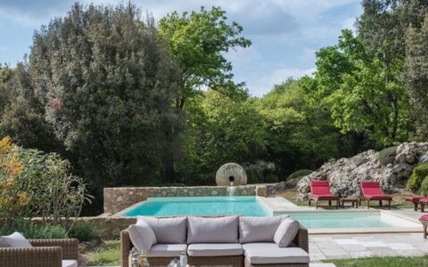 Villa Pipirelli: Have, Udendørs Møbler, Busk, Møbel, Backyard, Bunddække, Landscaping, Skygge, Stol, Lawn