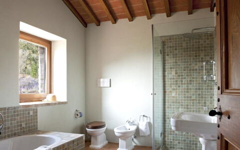 Villa del Cammino: Badeværelse, Væg, Sanitærarmatur, Gulvbelægning, Indretning, Etage, Tap, Vvs, Hjem, Badeværelsesvask