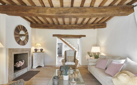 Villa Sibilla: Møbel, Indretning, Væg, Couch, Træ, Loft, Gulvbelægning, Etage, Stue, Hjem
