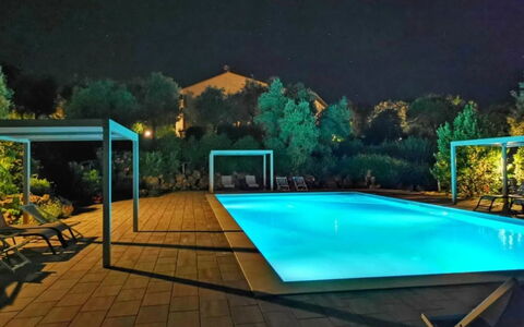 Podere della Madonna Villa: Svømmepøl, Blå, Udvej, Kompositmateriale, Eco Hotel, Udendørs Møbler, Skygge, Fritid, Thermae, Landskab Belysning