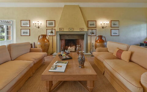 Villa Moscato: Møbel, Indretning, Couch, Gulvbelægning, Væg, Etage, Værelse, Træ, Loft, Stue