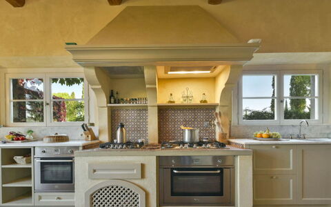 Villa Moscato: Køkken, Indretning, Køkken Apparat, Møbel, Større Bandage, Komfur, Countertop, Gulvbelægning, Cabinetry, Hjem