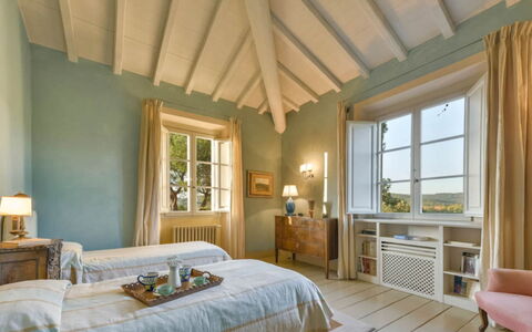 Villa Moscato: Møbel, Væg, Indretning, Soveværelse, Hjem, Loft, Seng, Gulvbelægning, Hus, Værelse