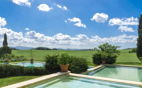 Villa Il Serraglio: Svømmepøl, Have, Busk, Estate, Land Lot, Landscaping, Lawn, Stuehus, Hacienda, Villa