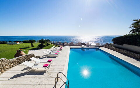 Villa Luna Blu: Blå, Vand, Hav, Udendørs Møbler, Fritid, Coastal Og Oceaniske Landskabsformer, Svømmepøl, Ocean, Kyst, Udvej