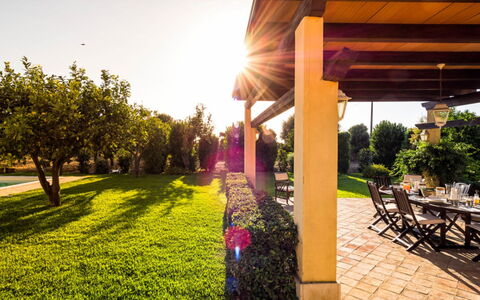 Villa del Sirio: Have, Busk, Land Lot, Lawn, Skygge, Landscaping, Backyard, Udvej, Gård