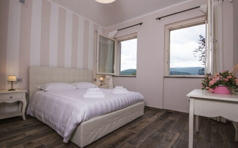 Villa Sara: Hjem, Lejlighed, Soveværelse, Seng, Bed Frame, Hotel, Sengetøj, Altan, Sengetøj, Villa