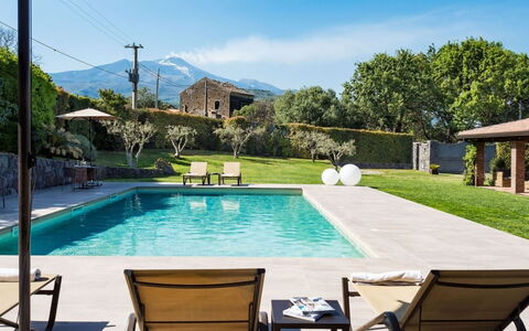 Villa Etna: Svømmepøl, Udendørs Møbler, Udvej, Fritid, Skygge, Eco Hotel, Paraply, Have, Landscaping, Stol