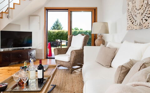 Villa Etna: Møbel, Indretning, Couch, Gulvbelægning, Stue, Værelse, Træ, Etage, Hjem, Loft