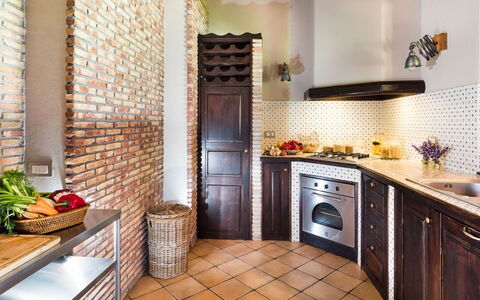 Villa Etna: Indretning, Gulvbelægning, Møbel, Køkken, Etage, Køkken Apparat, Countertop, Træ, Loft, Større Bandage
