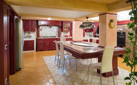 Villa del Drago: Møbel, Indretning, Gulvbelægning, Køkken, Etage, Træ, Countertop, Loft, Køkken & Spisebord, Bord