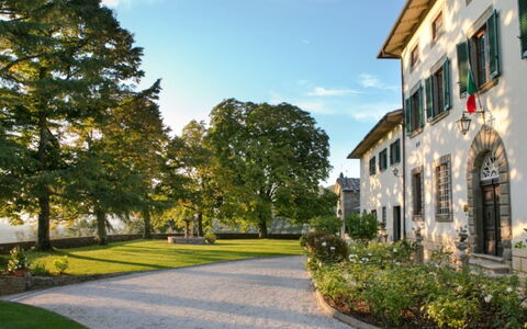 Villa Bel Monte: Busk, Have, Indkørsel, Estate, Lawn, Gård, Landscaping, Walkway, Parkere, Mansion