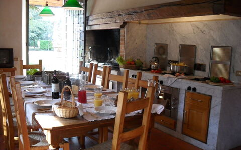 Villa Antonella: Møbel, Træ, Køkken, Indretning, Køkken & Spisebord, Bord, Gulvbelægning, Countertop, Stol, Loft